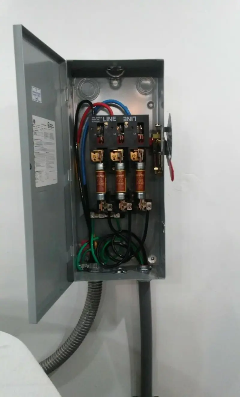 Three-phase disconnect switch installed for Smoke Detector Installation in North Platte